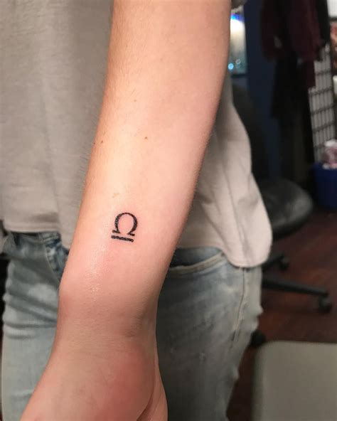 signo libra tatuaje mujer|Tatuaje de signo de libra mujer